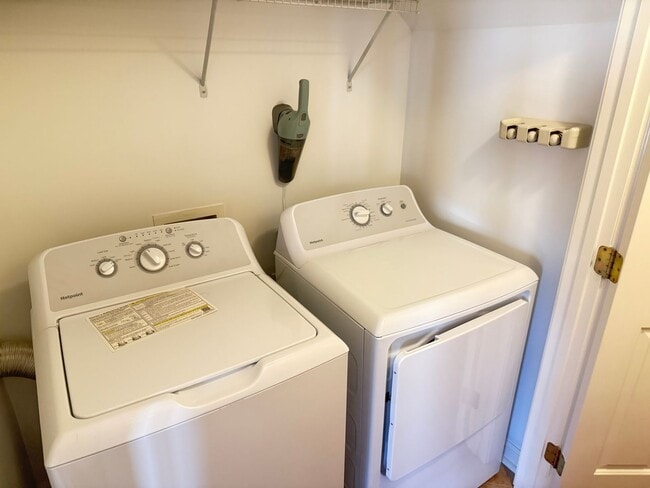 Building Photo - Updated 2 Bed, 2.5 Bath Townhome | Prime Lake Norman Location