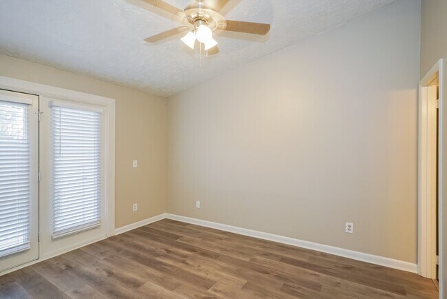 Building Photo - 833 Netherlands Dr