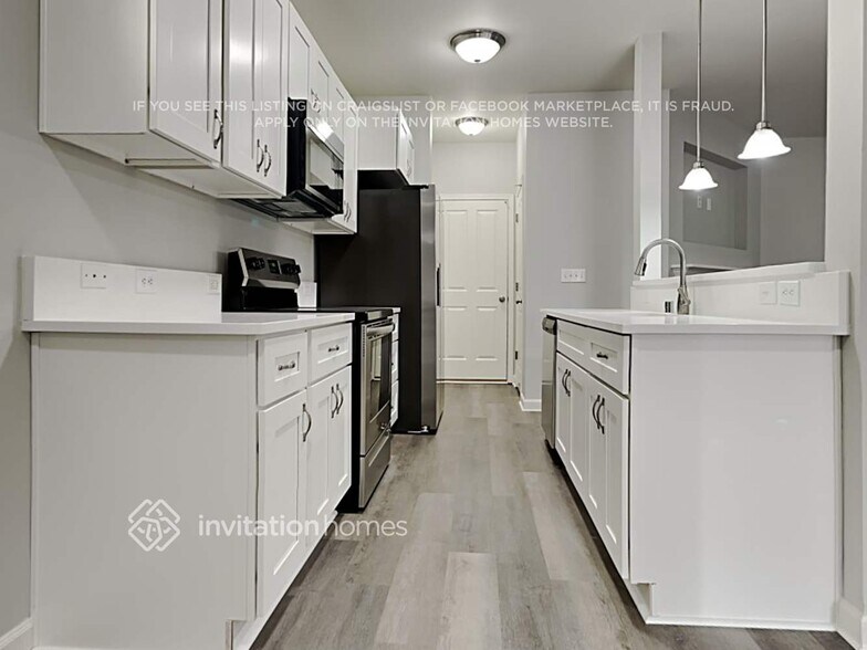 Building Photo - 7624 Kodiak Ave NE
