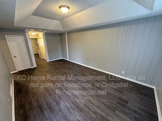 Building Photo - 9223 E 54th St