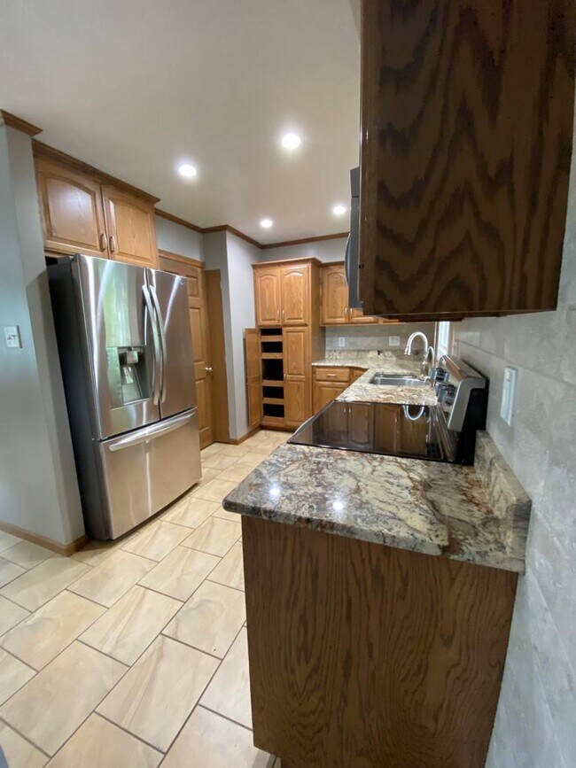 Building Photo - 4370 Circle Dr