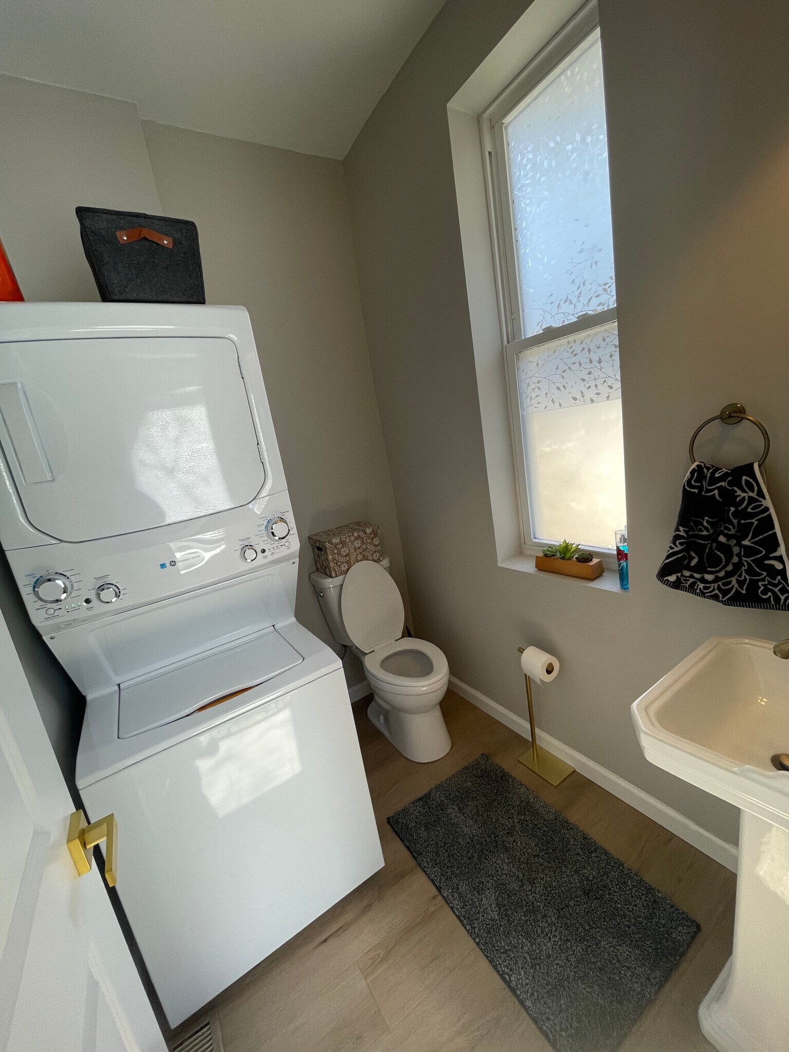 Laundry/half bath main floor - 5442 Trinity St