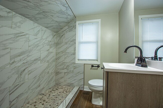 Building Photo - 3 Bedroom / 2 Bath Home with Garage off 45th and Leavenworth!