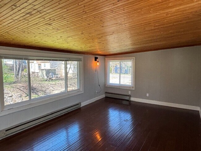 Building Photo - Available NOW! Gorgeous 3BR/2 BA Unit in Hastings!