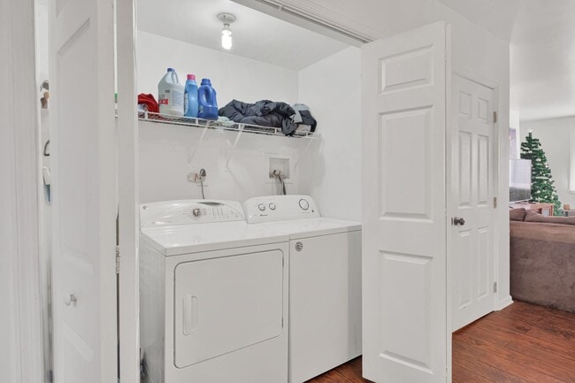 Building Photo - Cozy Home - South Side Flats