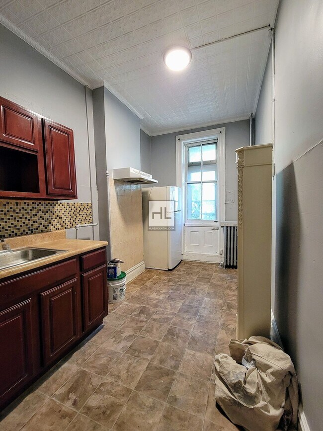 Building Photo - 70 AVENUE