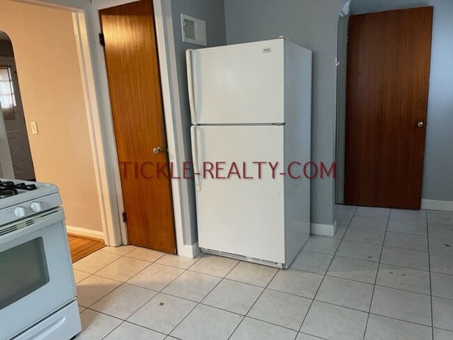 Building Photo - 3 Bedroom, 1 Bath, Central Air, Garage, Fu...