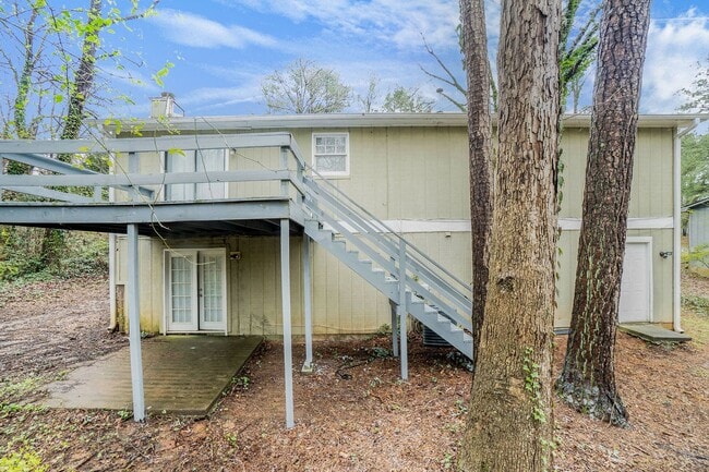 Building Photo - Large 4 Bedroom 2.5 Bath Home with 2 Car Garage