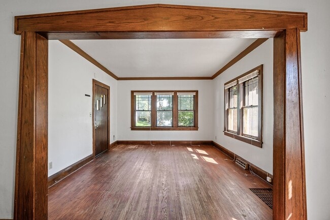 Building Photo - MUST SEE 5BD/2BA House close to U of M! Av...