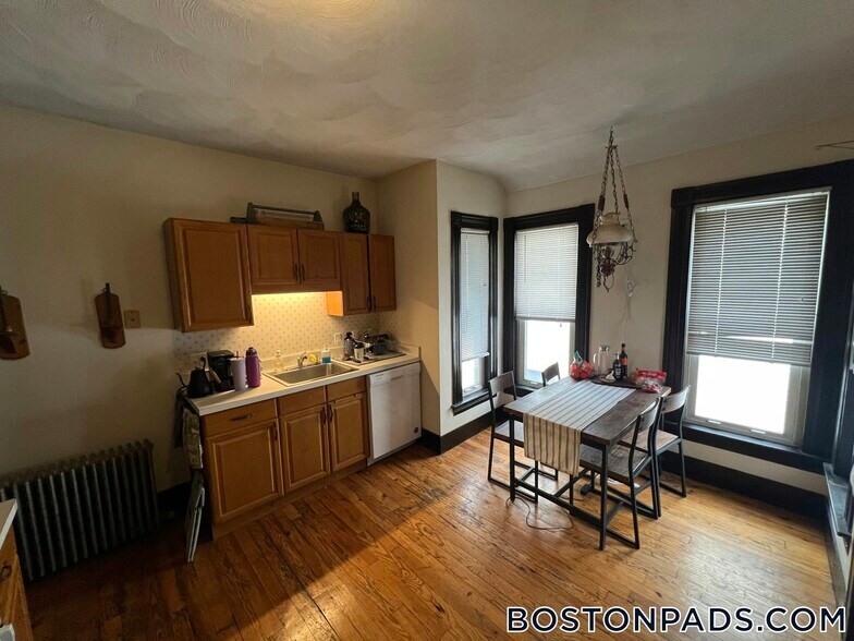 Building Photo - 211 Holland St