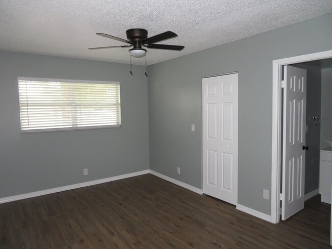 Building Photo - 135 Lake Carol Dr