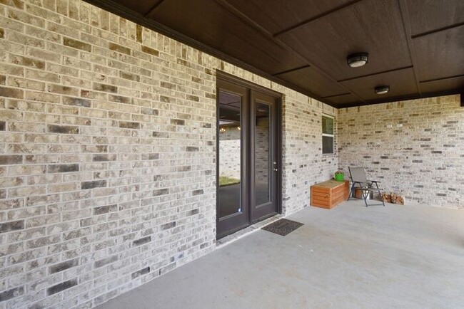 Building Photo - Stunning 4 Bed 2 Bath!
