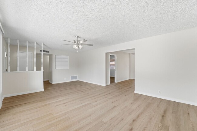 Building Photo - Spacious 3 Bed in Dreamland Villa | Corner Lot + Circular Drive