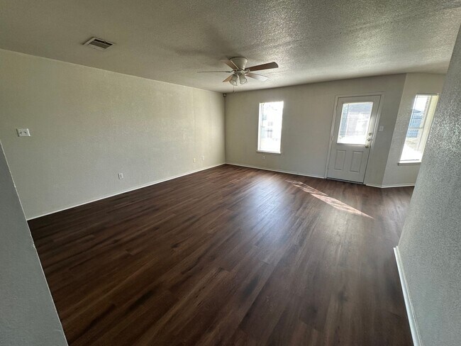 Building Photo - AVAILABLE NOW! - 2 WEEKS FREE!