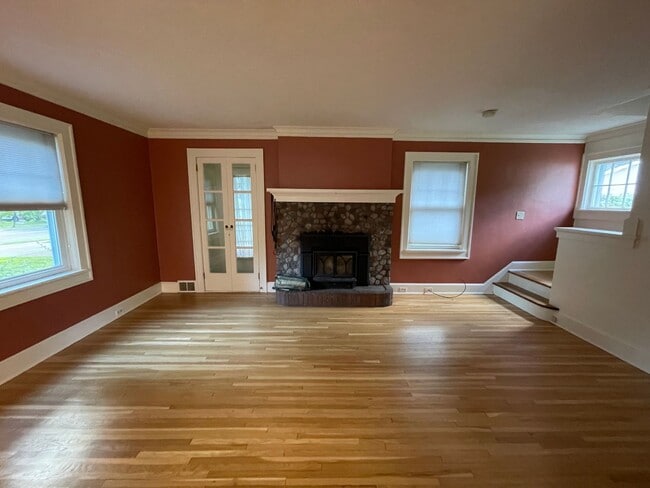 Building Photo - AVAILABLE JUNE - Beautiful 2 Bed 1 Bath Woodland Home