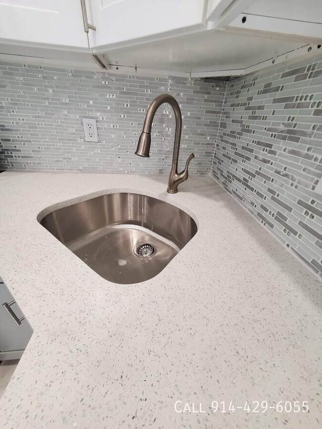 Building Photo - 114 S 6th Ave