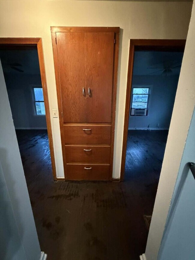 Building Photo - 1216 N 6th St