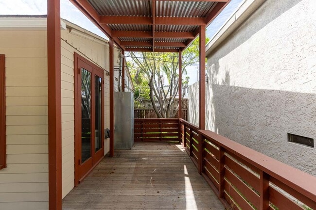 Building Photo - 1 bed, 1 bath - South Mission Hills neighborhood