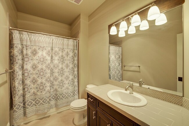 Building Photo - 5Bd/4.5Ba Sammamish Home