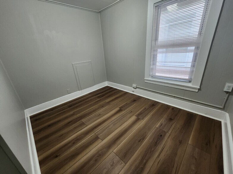 Building Photo - 202 Hallock Ave