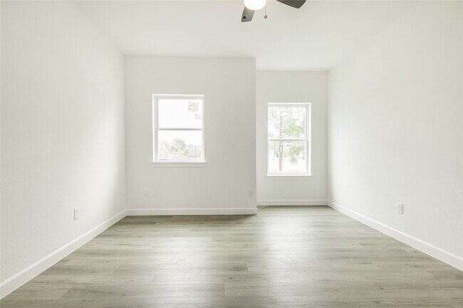 Building Photo - 2305 Sakowitz St