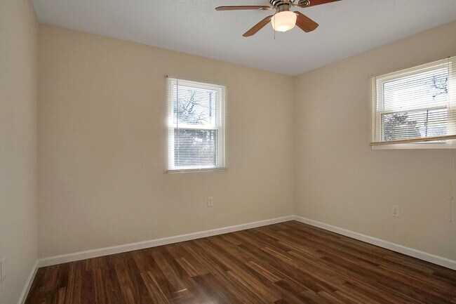 Building Photo - 3 bedroom 1 bath house in Midtown availabl...