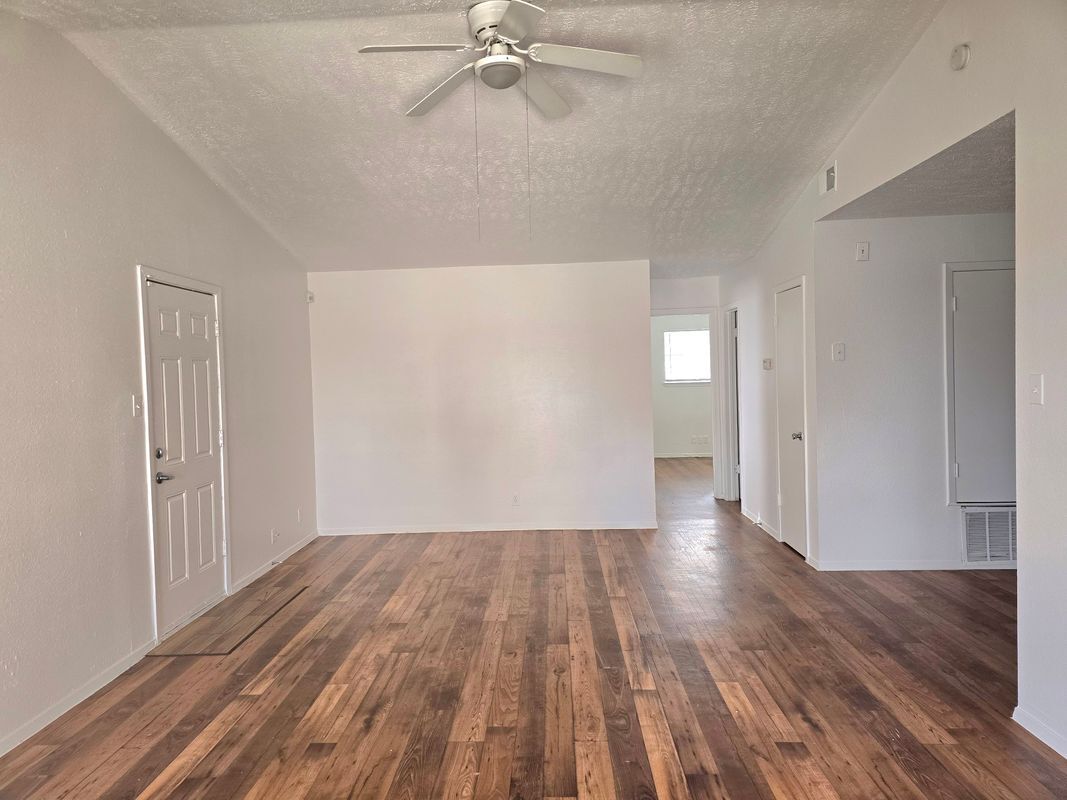 Building Photo - 15208 Spring Hill Ln