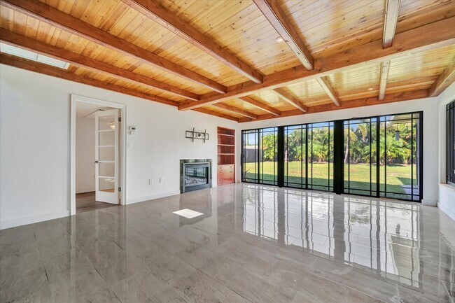 Building Photo - Beautiful West of the Trail 3-Bed/2-Bath H...