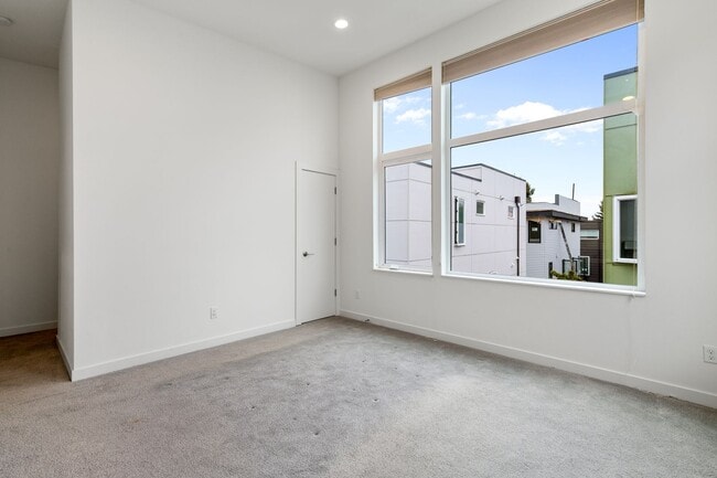 Building Photo - Gorgeous 3 Bd/2.5 Ba Seattle Townhouse