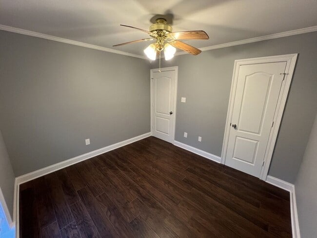Building Photo - Must See!  Trendy 3 bedroom, 2 bath home i...