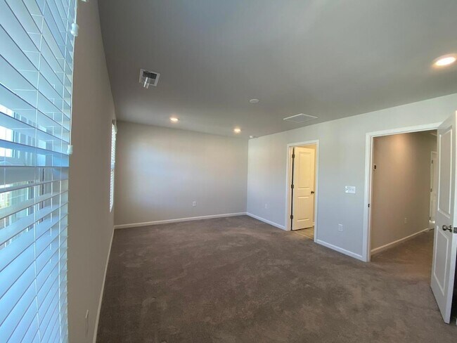 Building Photo - 702 Gimari Dr