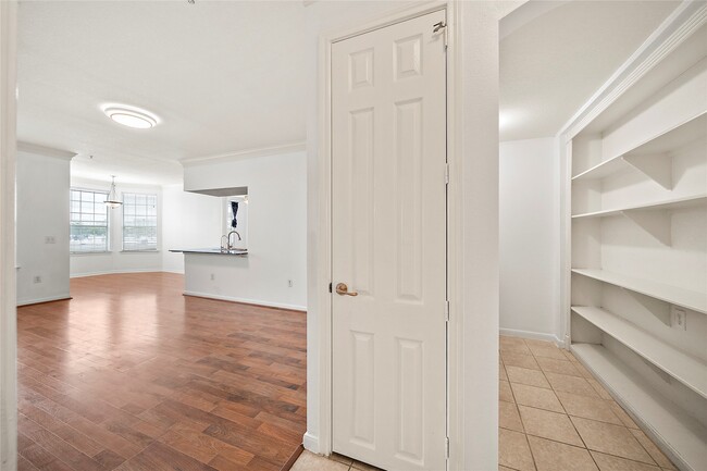 Building Photo - 7575 Kirby Dr