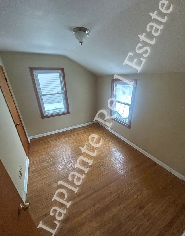 Building Photo - Charming 3-bedroom in North Toledo, on the west side of I-75