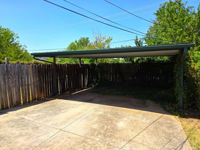 Building Photo - 3 Bed, 1 Bath Home in NW OKC Close to Plaza District
