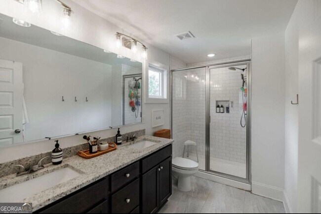 Building Photo - Modern Three Bedroom North Athens