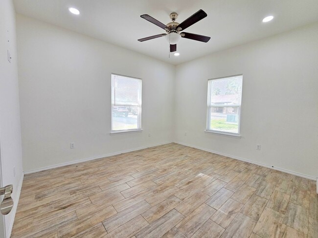 Building Photo - 1809 Atrium Pl Dr