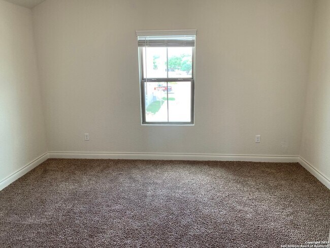 Building Photo - 333 Untermaier St