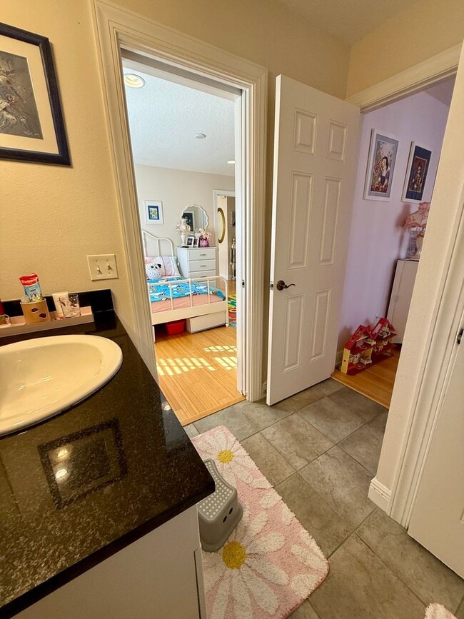 Building Photo - Carillon townhome in Gated Community