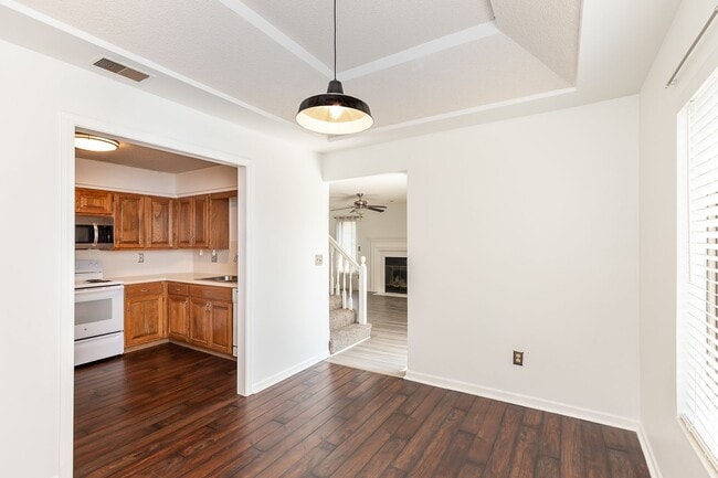 Building Photo - Shawnee Condo all redone close to Shops an...