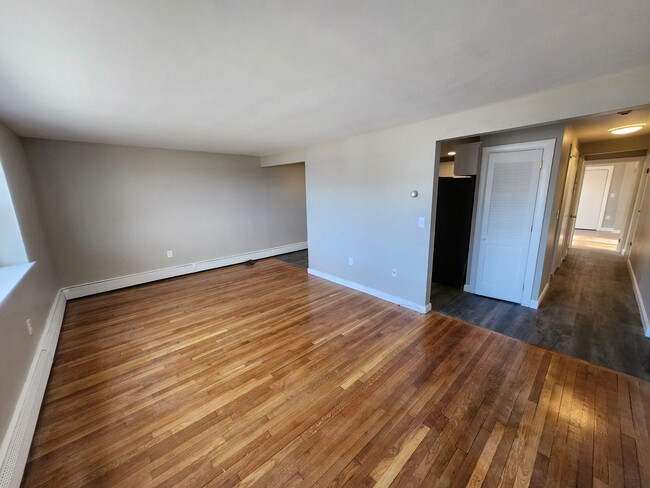 Building Photo - Renovated First Floor 1 Bd 1 Bath with Oce...