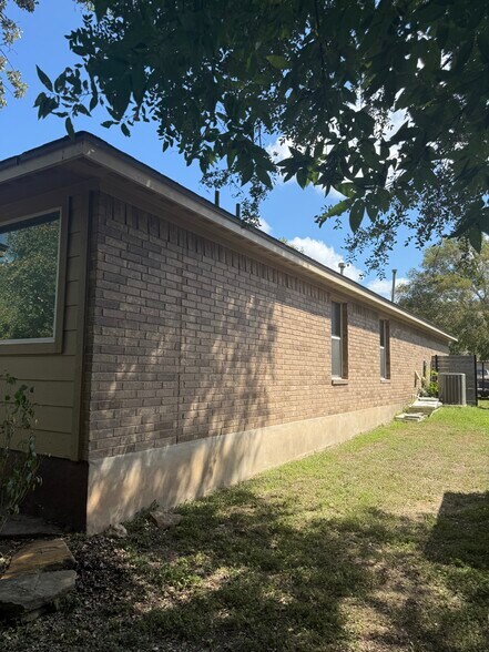 Side yard with gated access - 15327 English River Loop