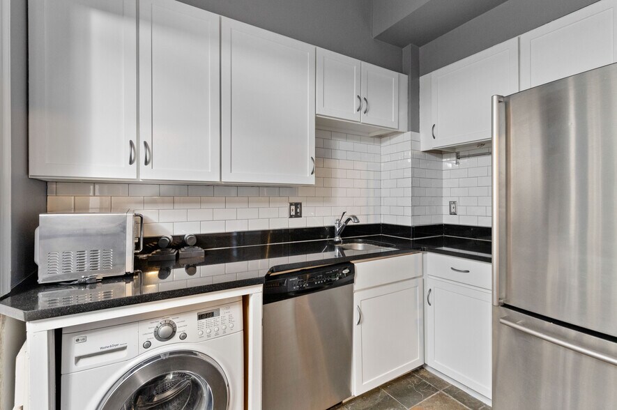 Building Photo - 2900 E Jefferson Ave