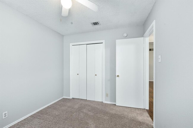 Building Photo - 6002 Parkwood Dr
