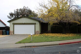 Building Photo - 3 bed/2 bath home on a quiet court