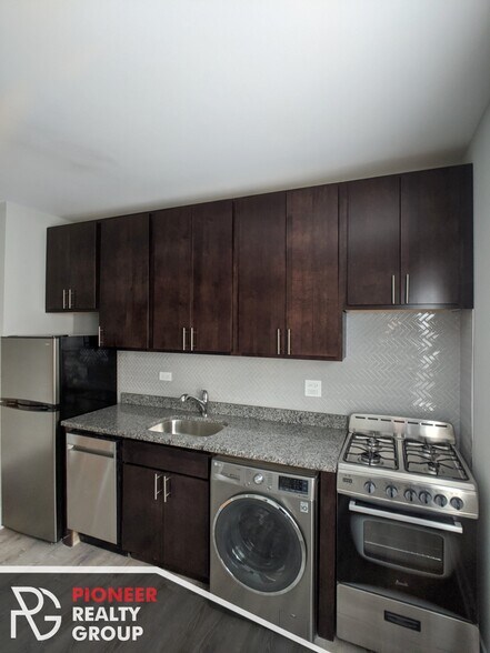Primary Photo - 419 W Belden Ave