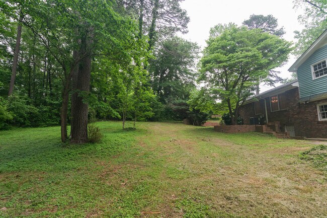 Building Photo - 140 Saxon Woods Dr