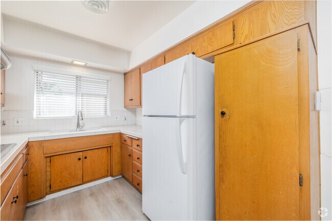 2BR, 2BA - 1,250SF - Kitchen - 2144 W 182nd St.