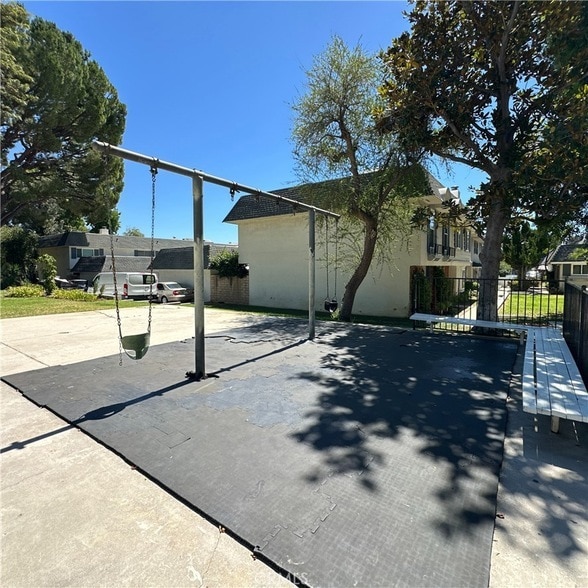 Building Photo - 10235 Lurline Ave