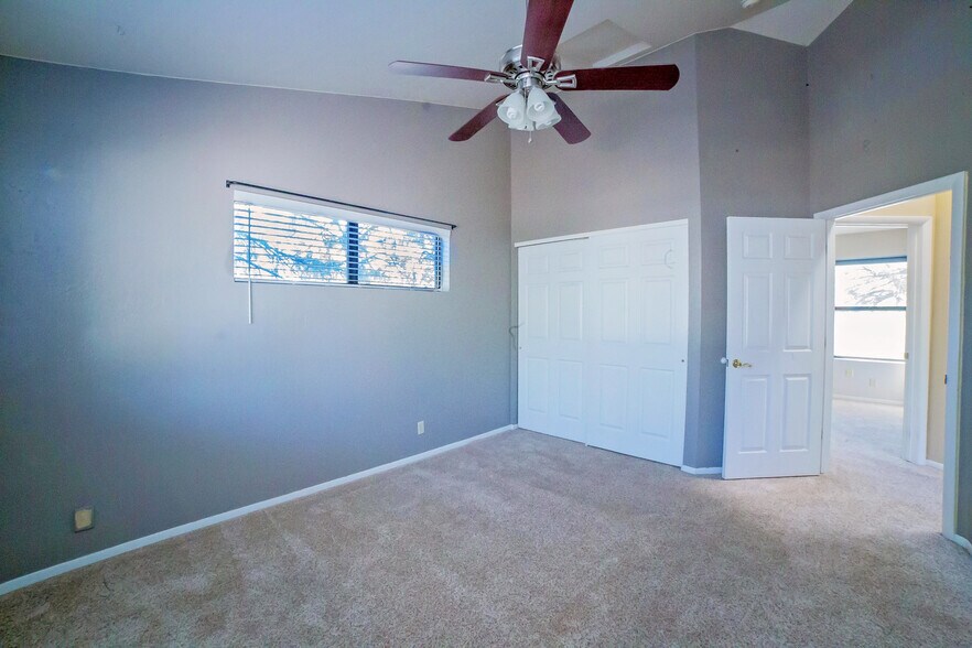 Building Photo - 2562 N Fox Run Dr