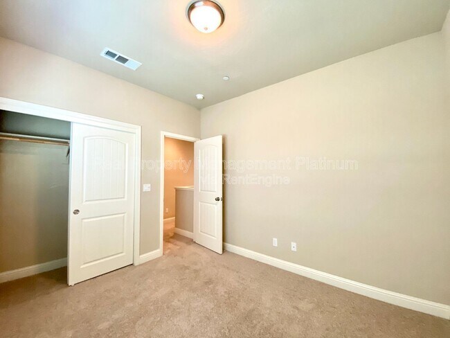 Building Photo - 6162 E Farrin Ave